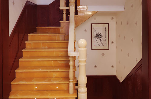 夏津中式别墅室内汉白玉石楼梯的定制安装装饰效果